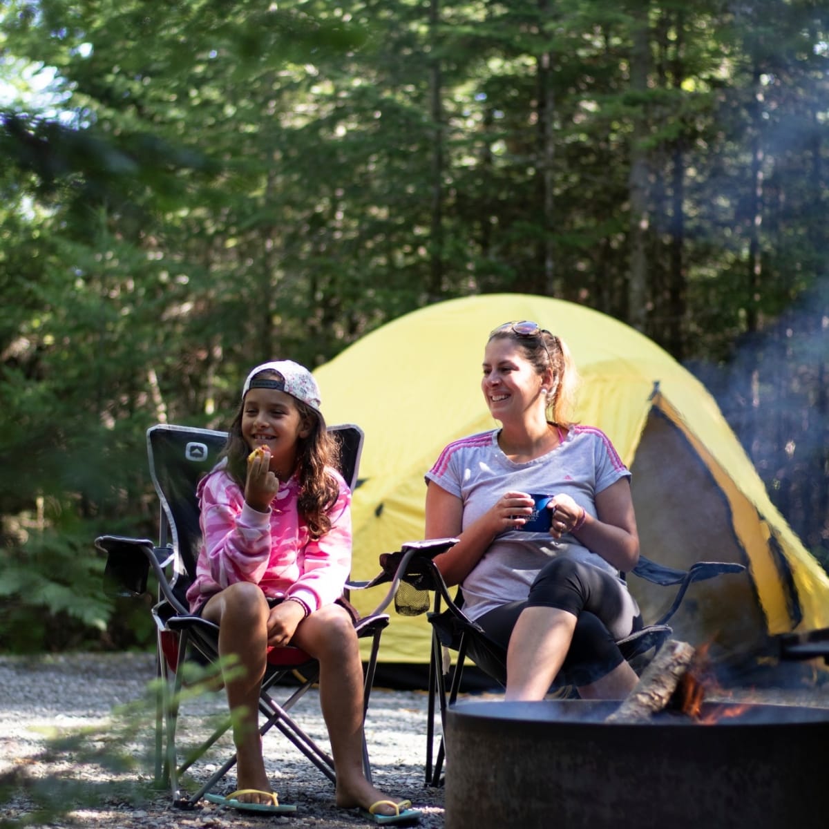 Une femme et une fille en camping au Parc national de Frontenac.
