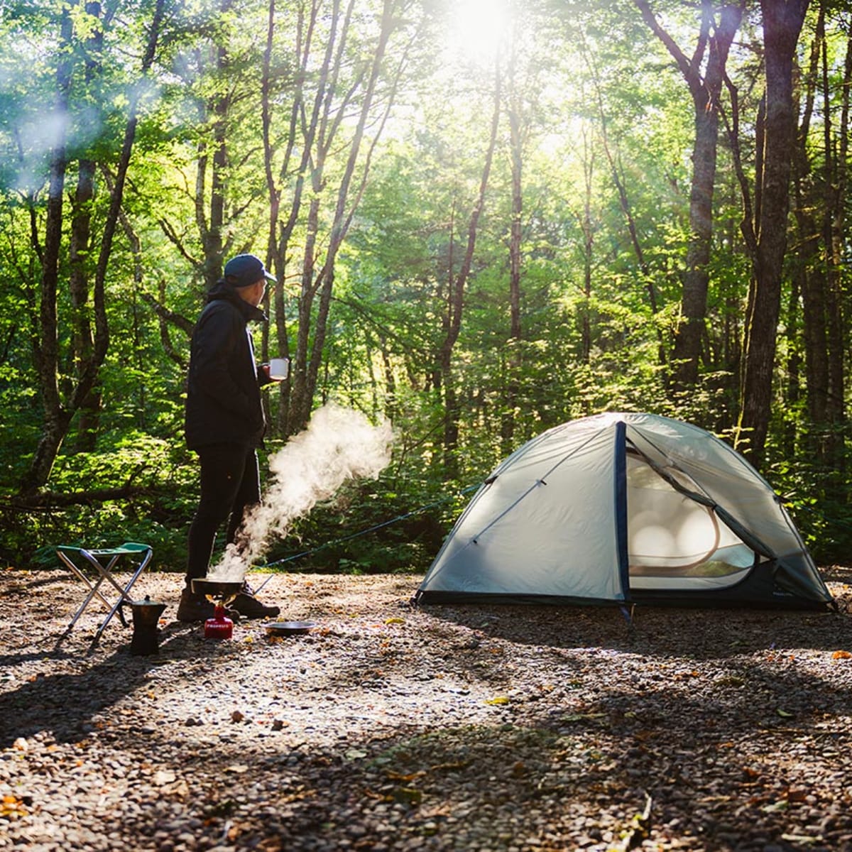 Un homme fait du camping au Parc national de la Jacques-Cartier.