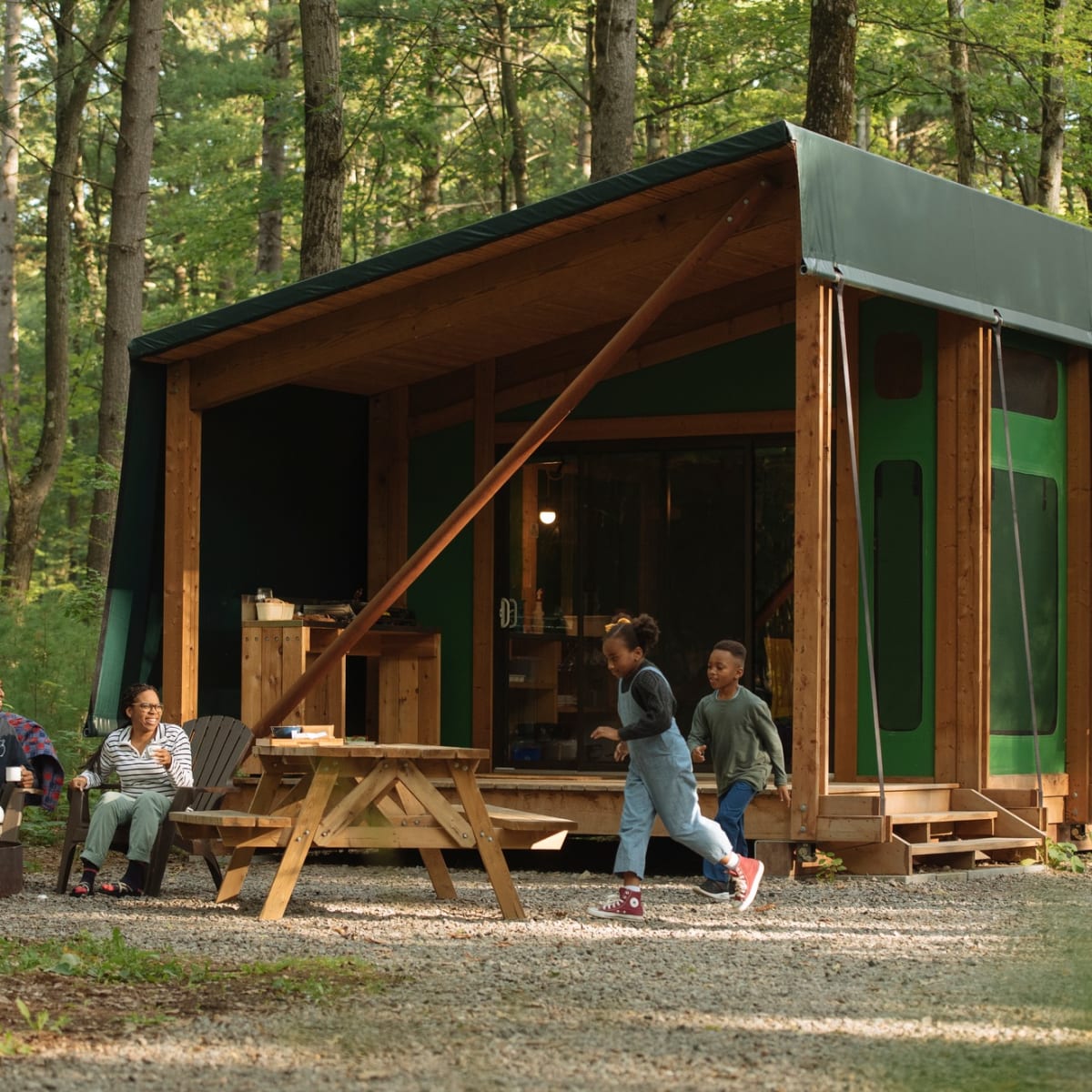 Une famille à un prêt-à-camper du parc national d'Oka.