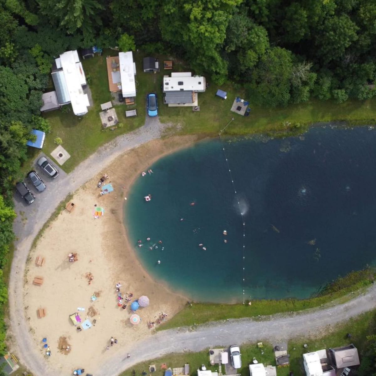 Camping Sol Air - Vue aérienne du camping, avec un plan d'eau 