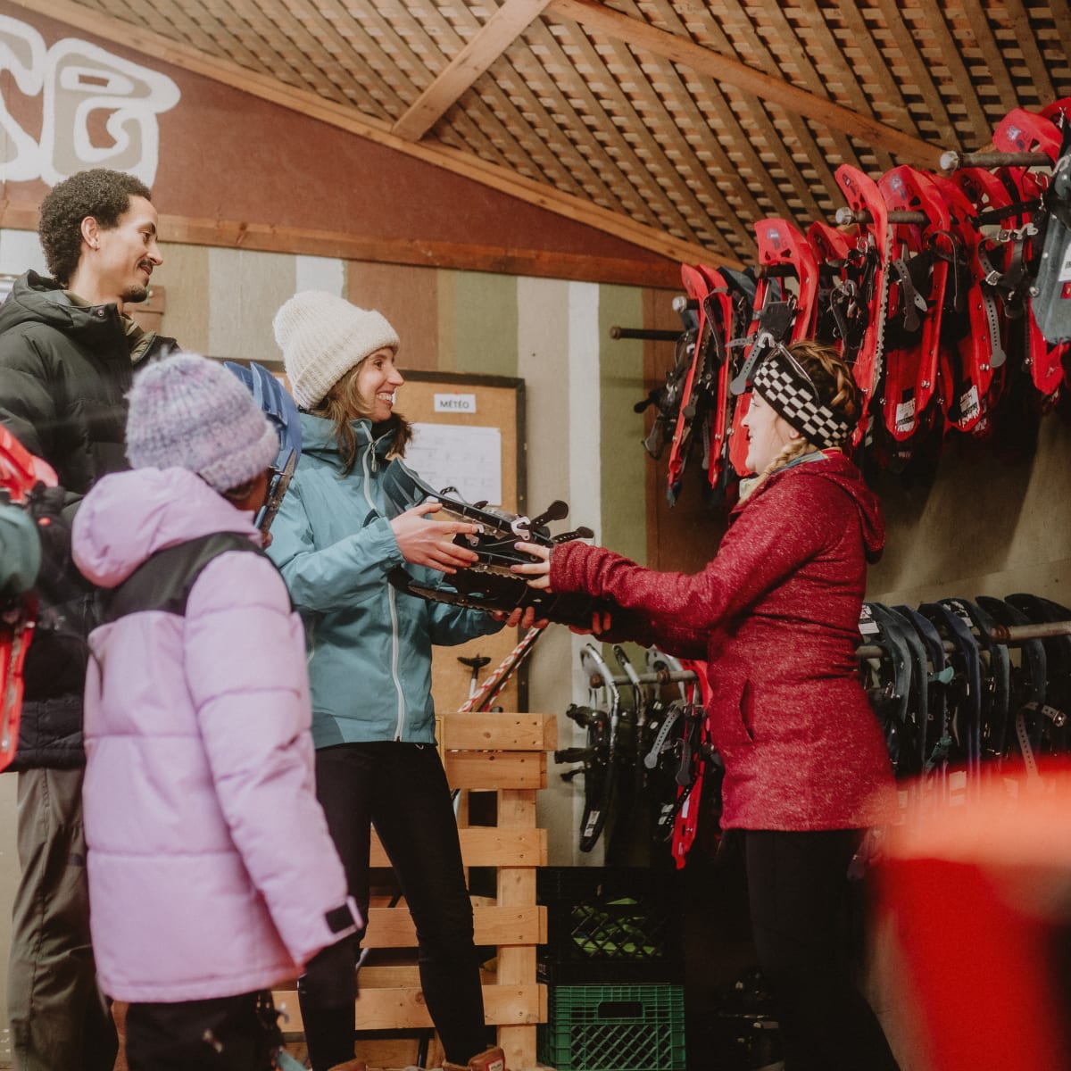 Jouvence - Family renting snowshoes