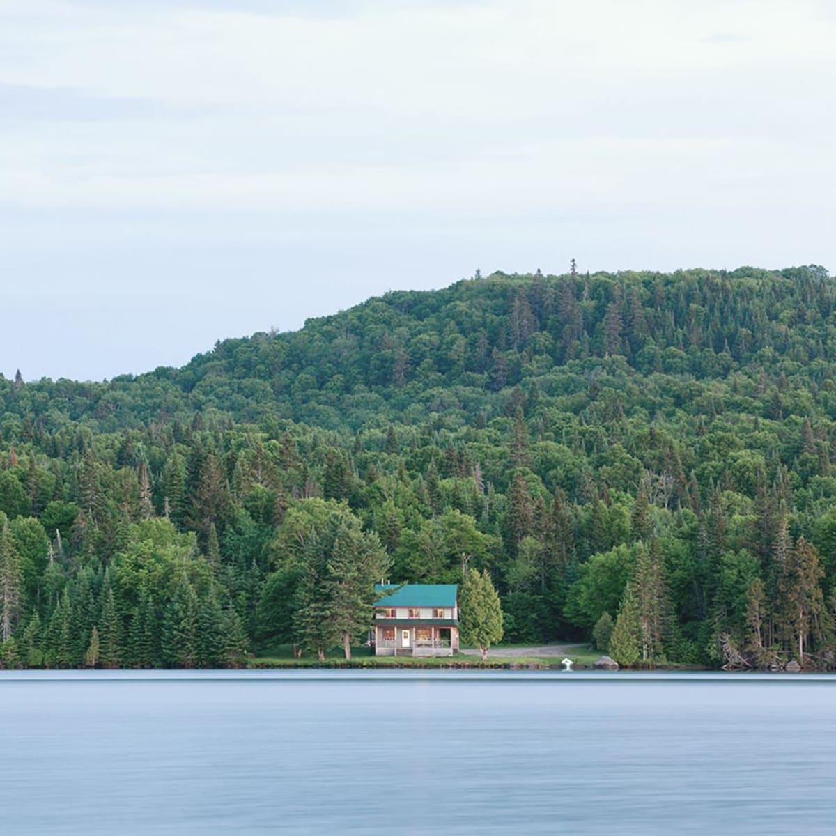 Waterfront cabin at the Réserve faunique de Portneuf.