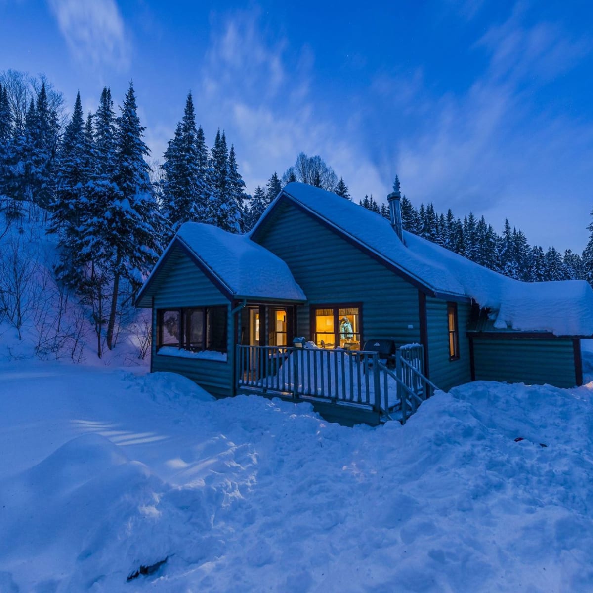 Chalet de la Réserve faunique de Portneuf en hiver.