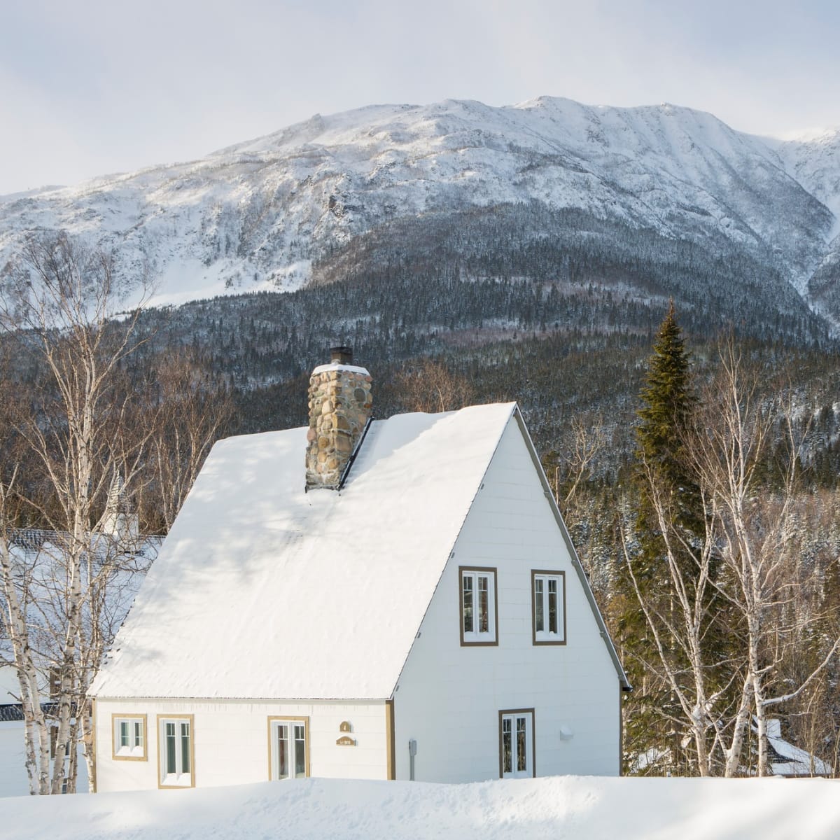 Un chalet du Gîte du Mont-Albert en hiver.