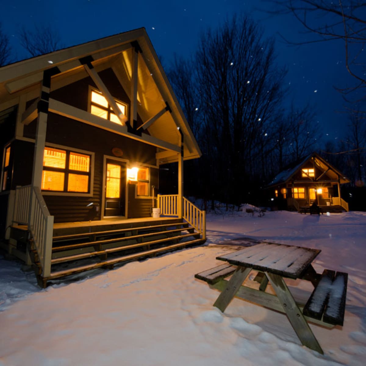 Deux chalets au Parc national de la Yamaska, en hiver.
