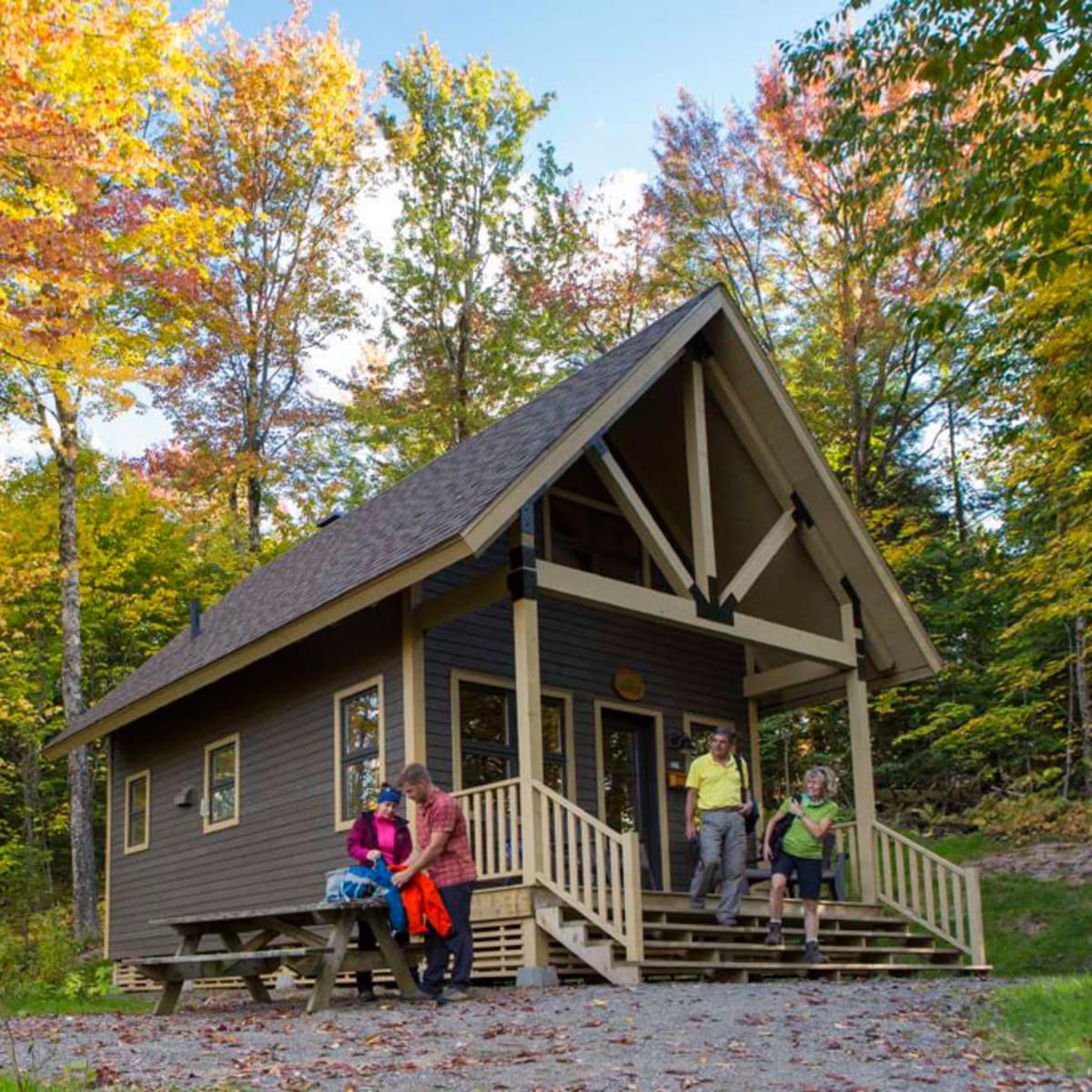 Chalet au Parc national du Mont-Orford, en automne.