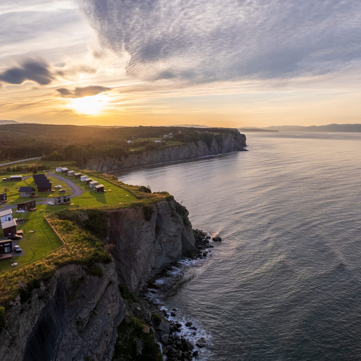 Chalets Nautika en Gaspésie au bord de la mer en fin d'été.