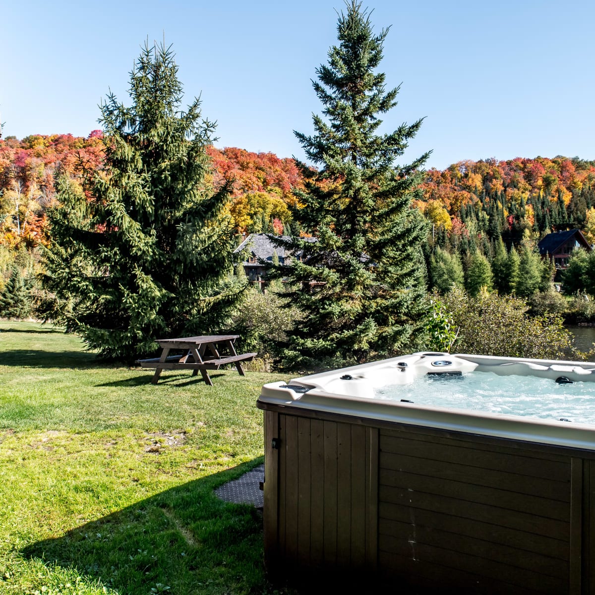 Les Chalets Royal Laurentien en automne.