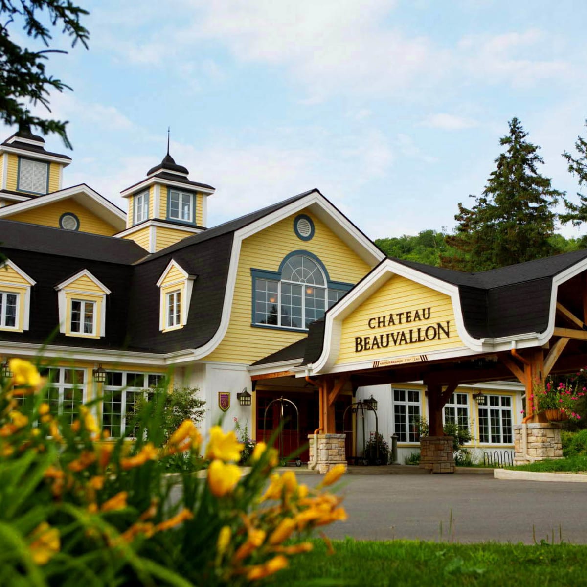 Extérieur de l'entrée de l'hôtel Château Beauvallon.