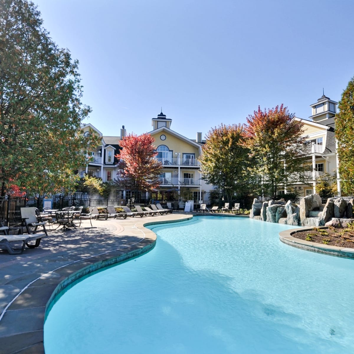 Piscine extérieure du Château Beauvallon l'automne.