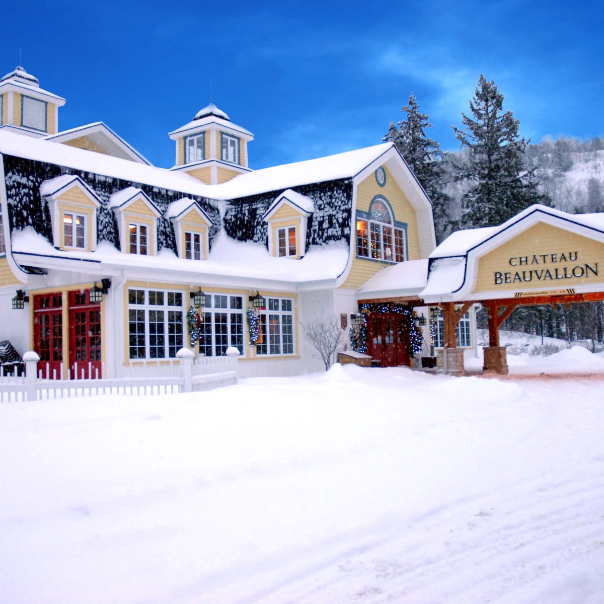 Extérieur de l'hôtel Château Beauvallon en hiver.