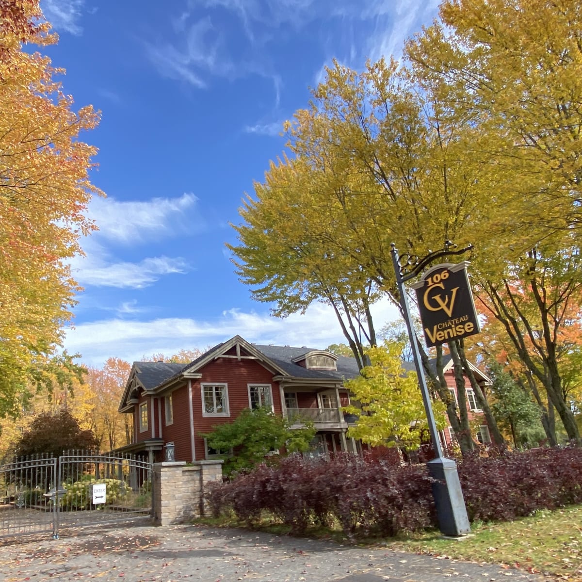 Château Venise - Exterior of the cottage in autumn