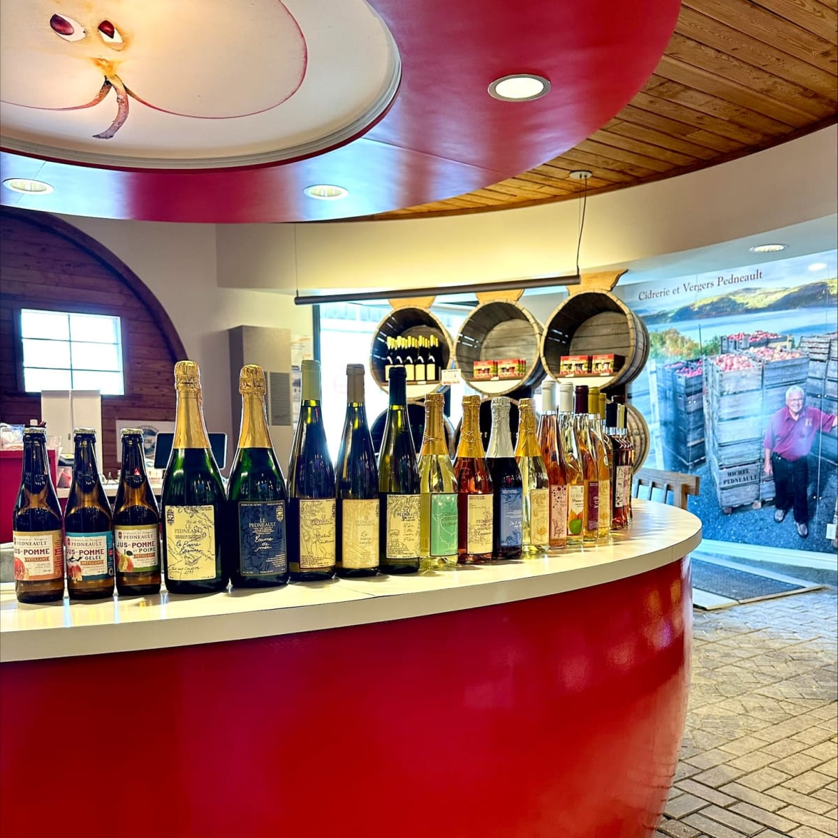 Comptoir et étalage de cidres. 