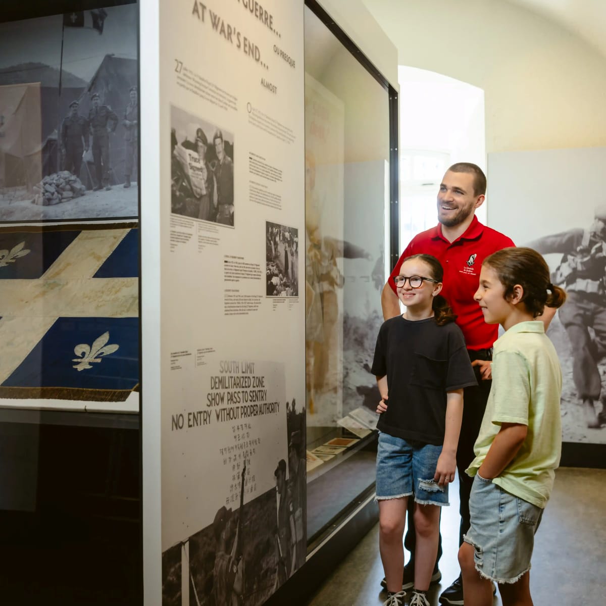 Deux enfant et un employé au Musée Royal 22e Régiment de la Citadelle de Québec.