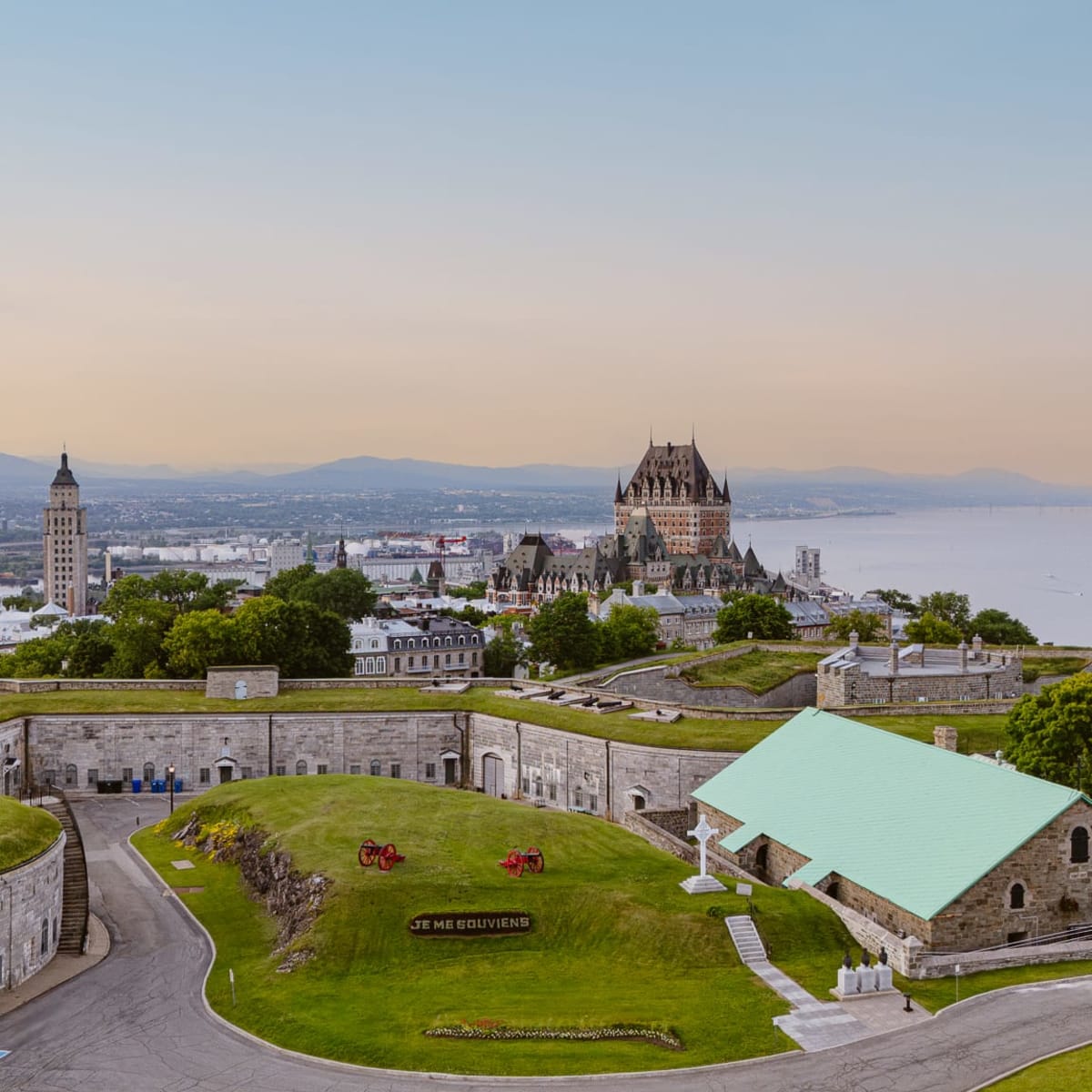 Vue aérienne de la chapelle à la Citadelle de Québec - Musée Royal 22e Régiment.