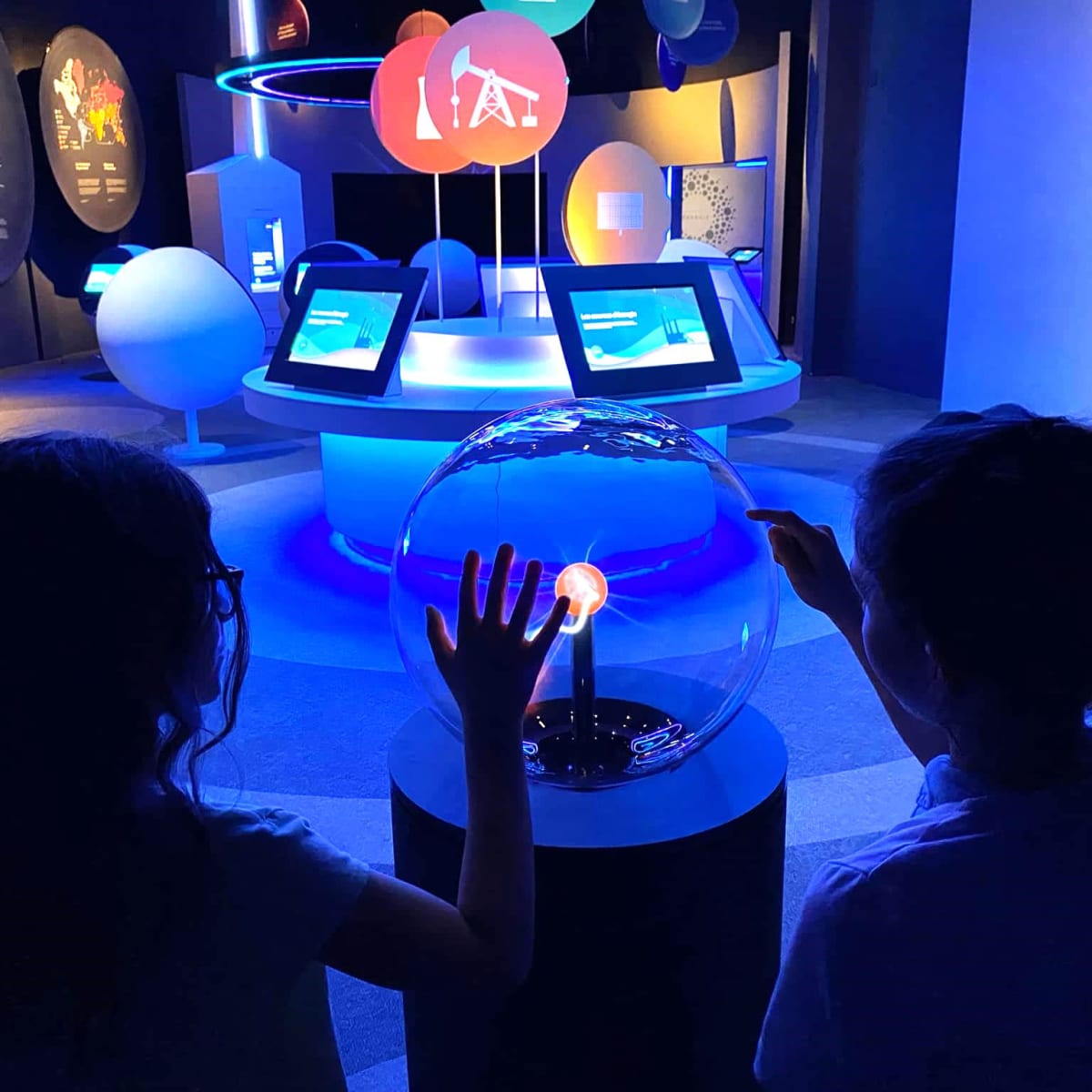Deux jeunes filles en train d'interagir avec l'exposition Planète Énergie à La Cité de l'énergie.