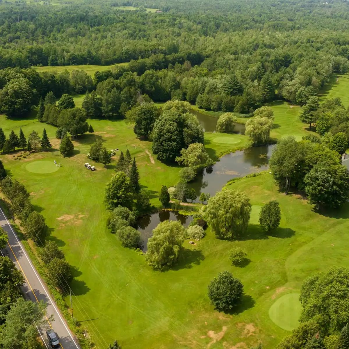 Vue aérienne du terrain de golf de Les Cèdres Golf et Plein Air.