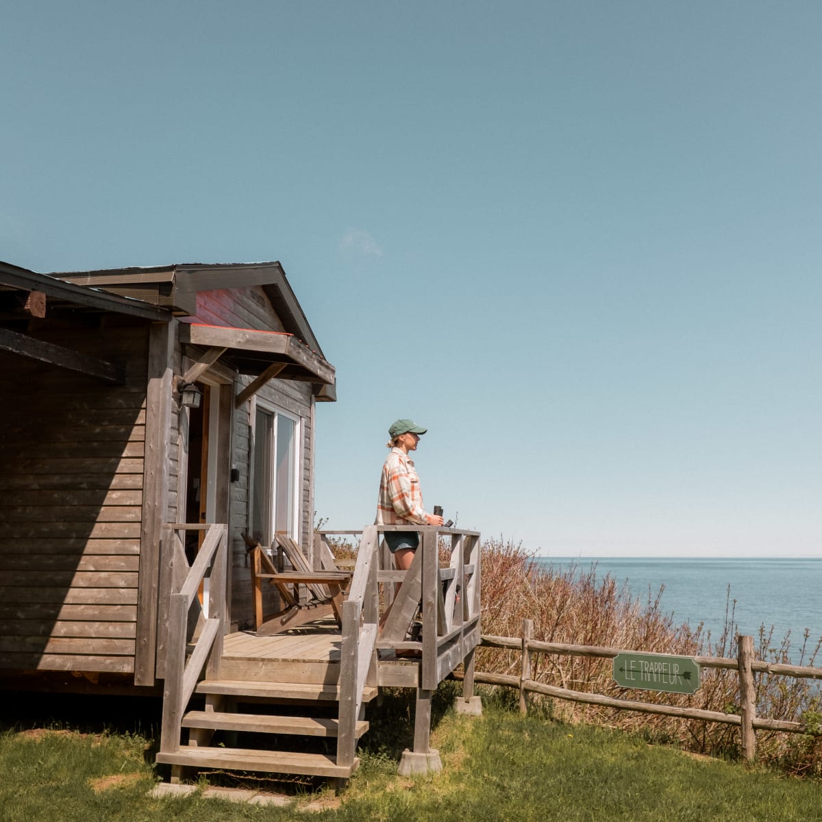 Personne sur le balcon d'une maisonnette au bord de l'eau à Griffon Aventure.