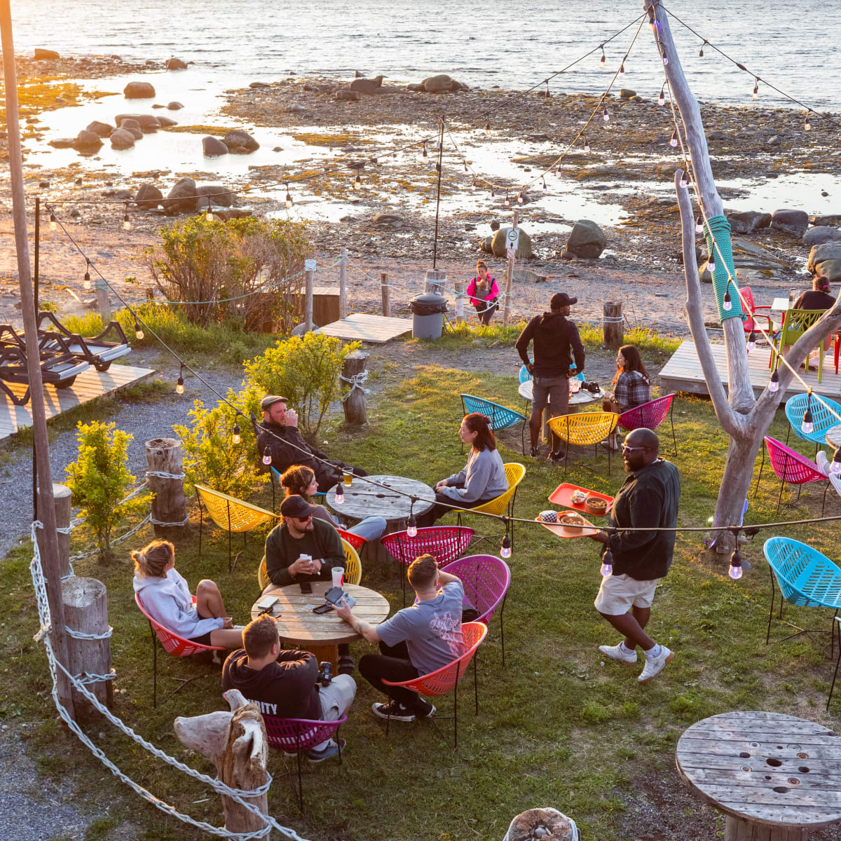 Espace de détente extérieur coloré au bord de l'eau au Sea Shack
