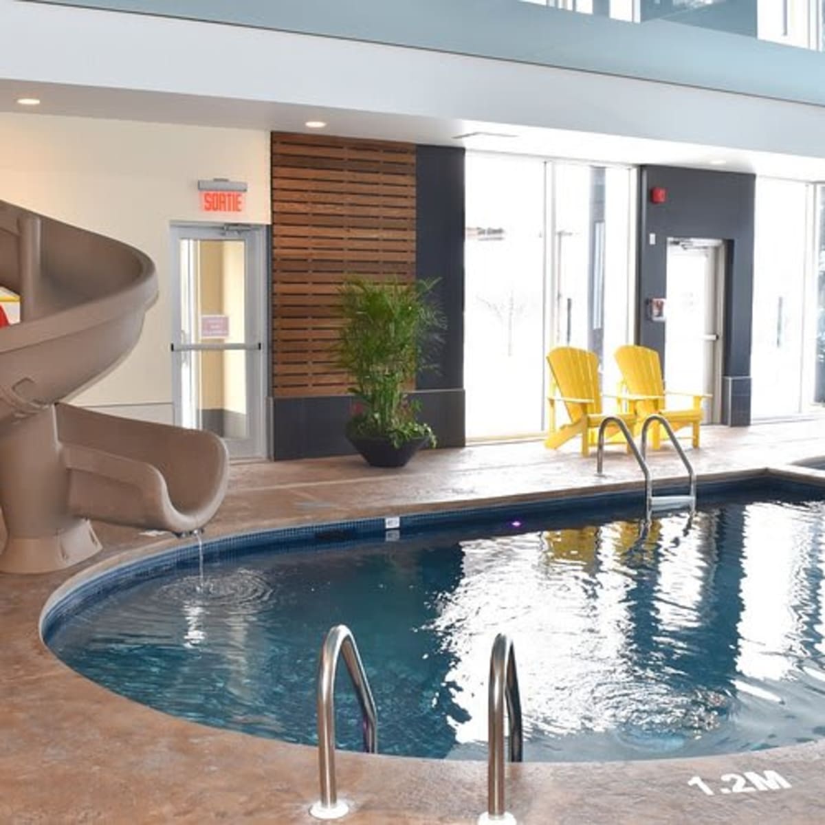 Piscine intérieure avec glissade du Comfort Inn & Suites Saint-Jérôme