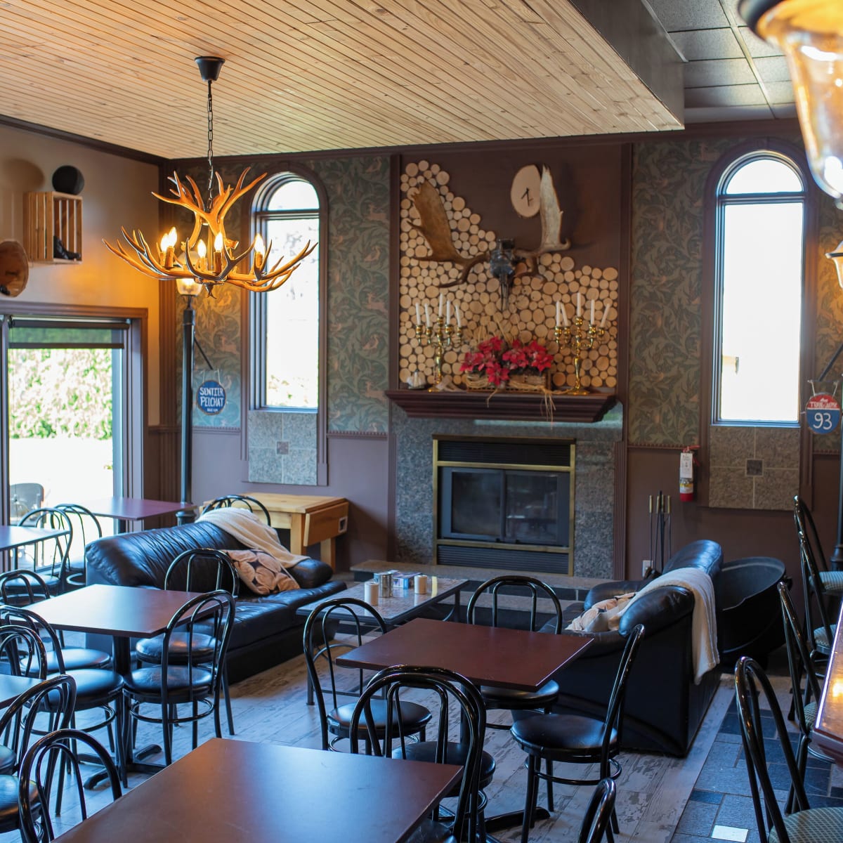 Bar at the Complexe Hôtelier Escoumins.