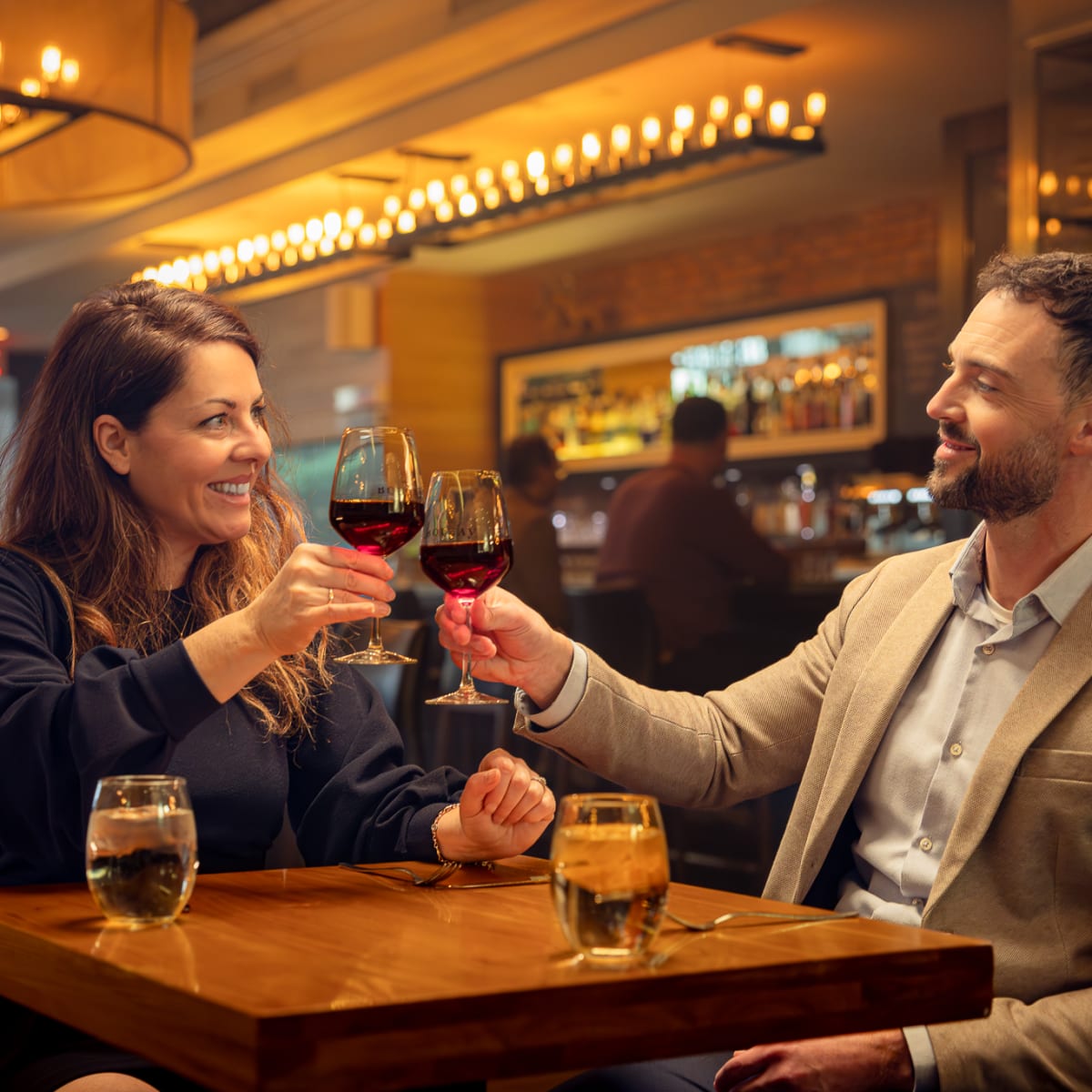 Couple en train de trinquer au restaurant