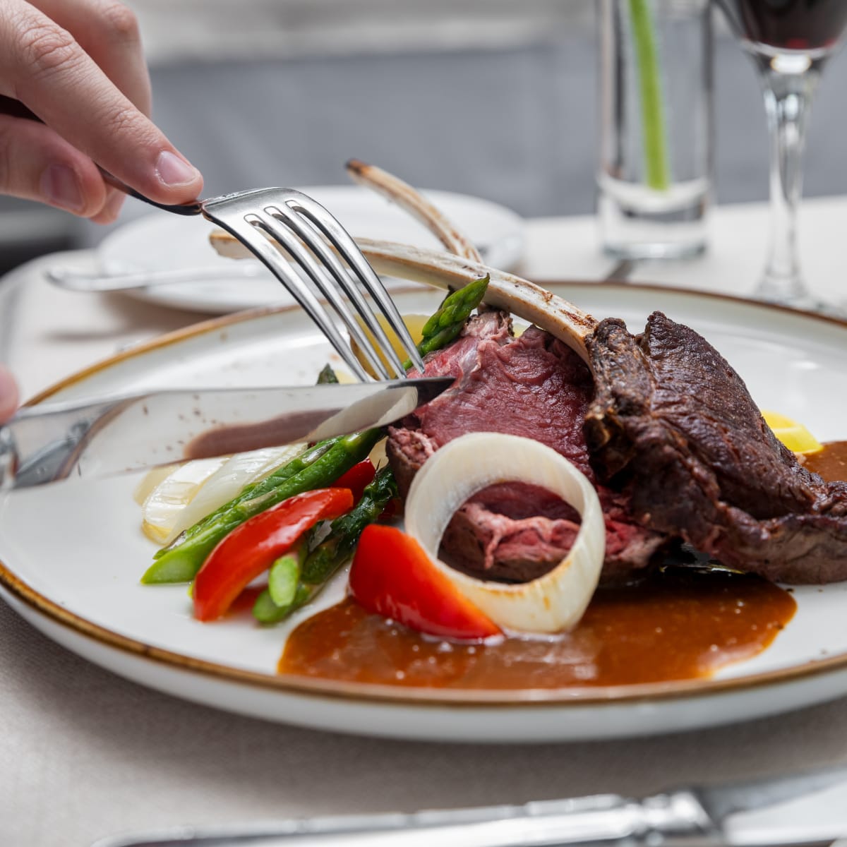 Gros plan sur un plat de viande à l'Auberge Godefroy