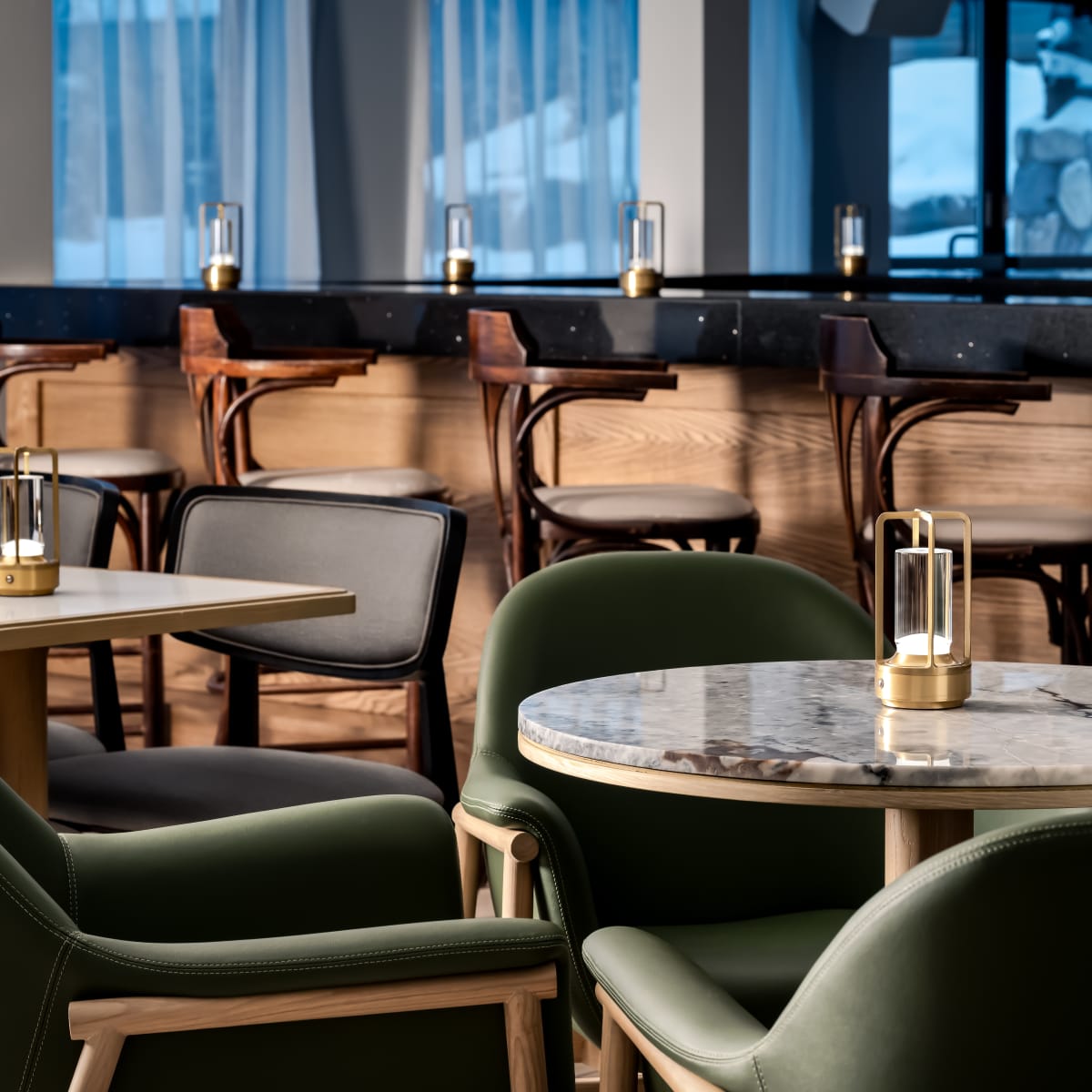 Tables et comptoir au Bar Hartford de l'Hôtel Mont Gabriel