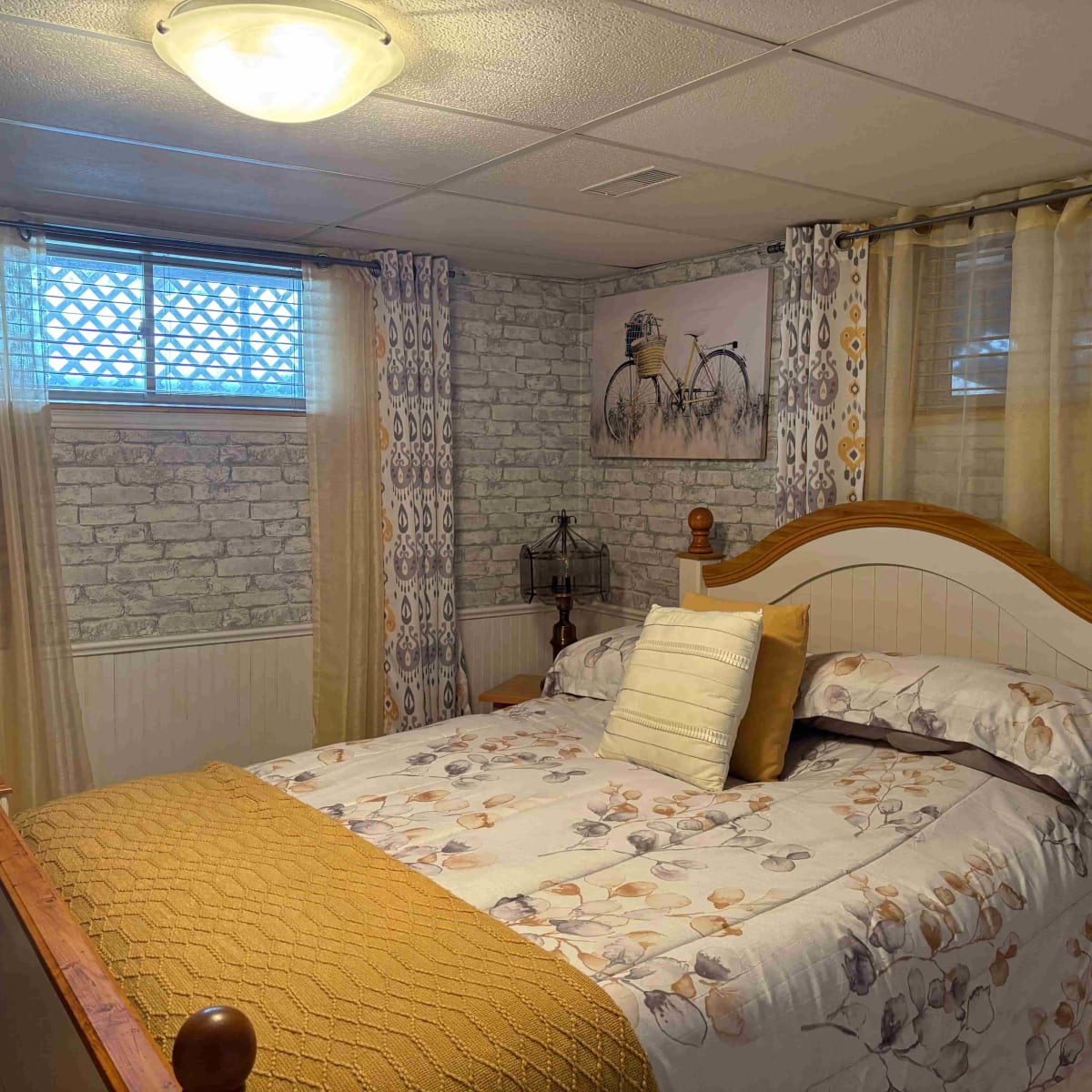 Couette & Café, chez GeGe inc. - Small bedroom with one bed