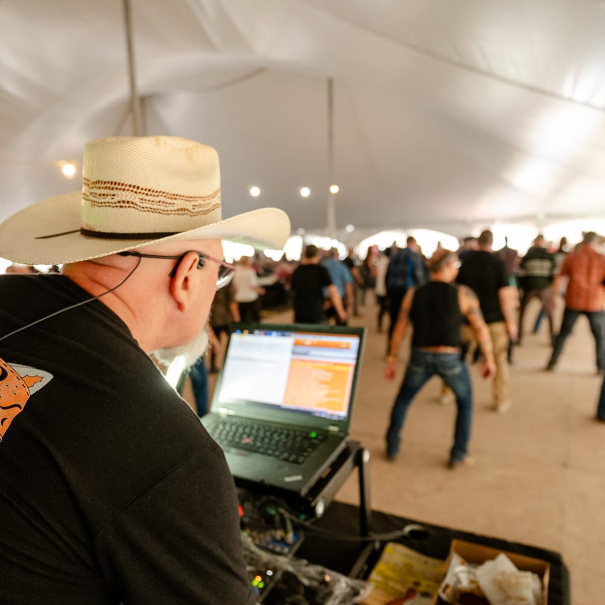 Line dancing at Festival CountryFest de Saint-Pierre-Baptiste.