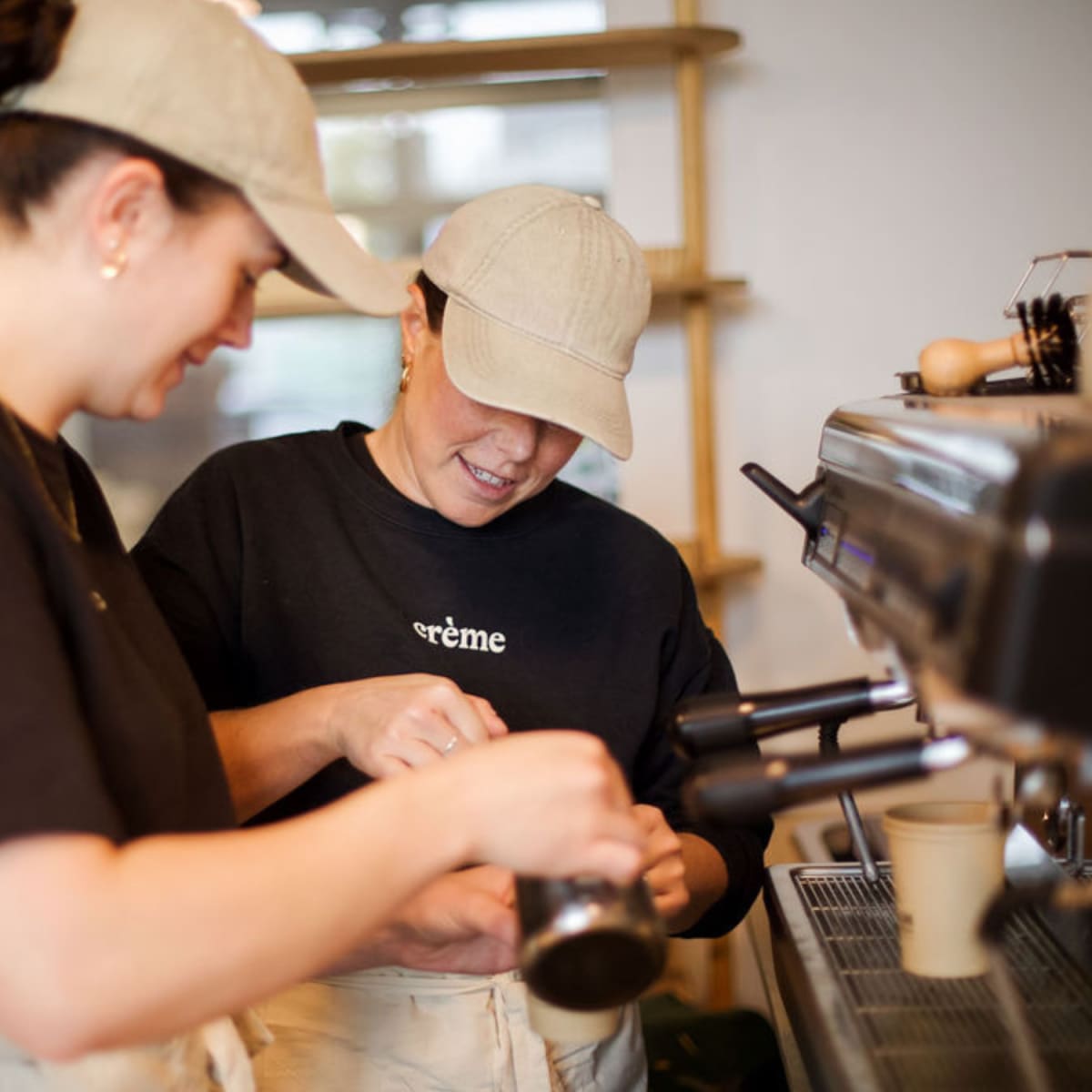 Deux employés au Crème Boulangerie Pâtisserie.