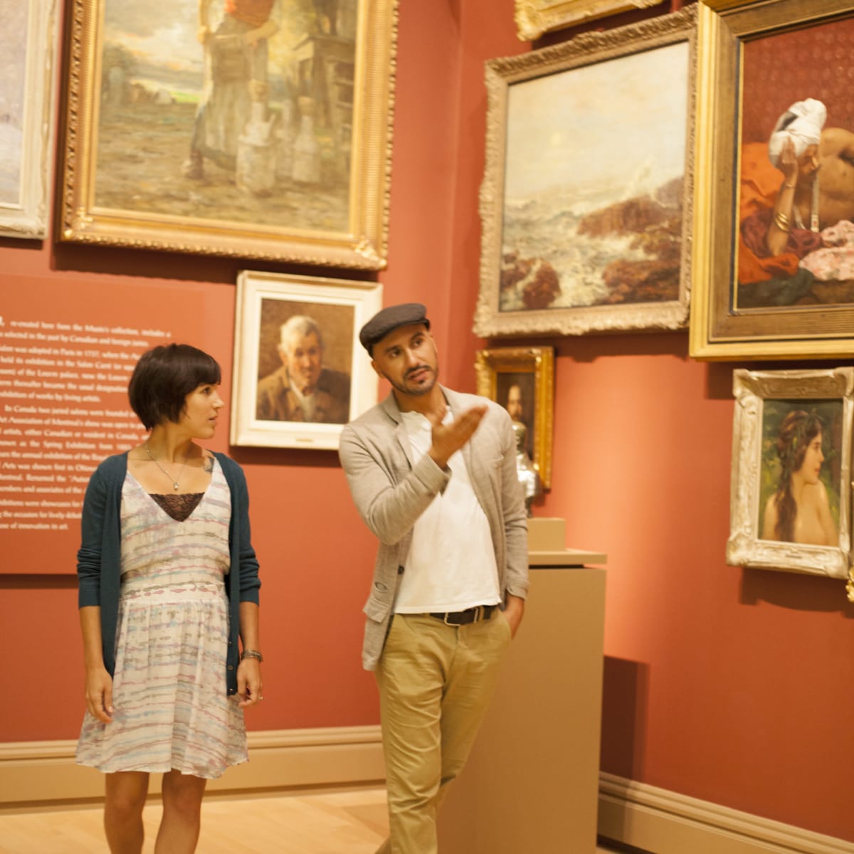 Un homme et une femme dans une salle d'exposition du Musée national des beaux-arts du Québec.
