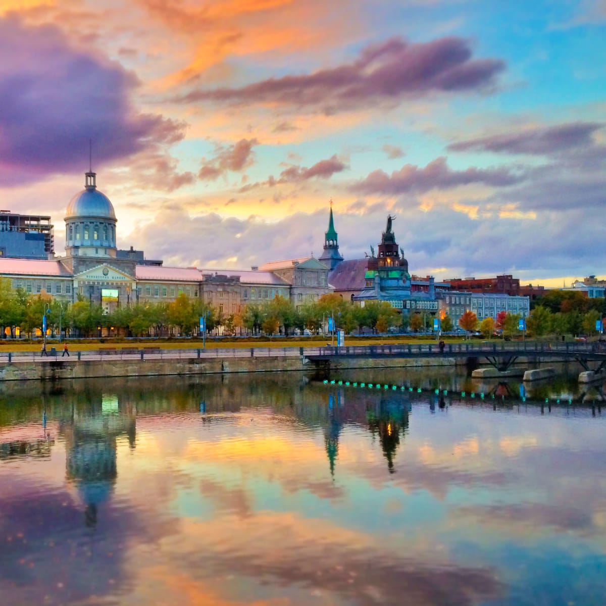 Le marché et bassin Bonsecours au coucher de soleil en automne.
