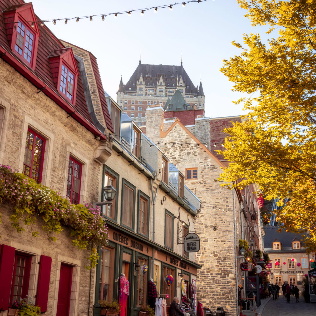Bâtiments historiques le long de la rue Sous-le-Fort, dans le Vieux-Québec, avec le Château Frontenac en arrière-plan.