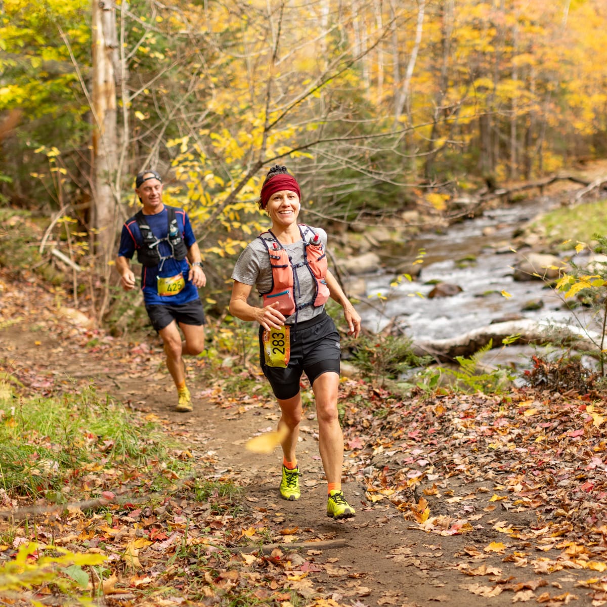 Défi des Couleurs Simard - Two individuals running in an autumn forest