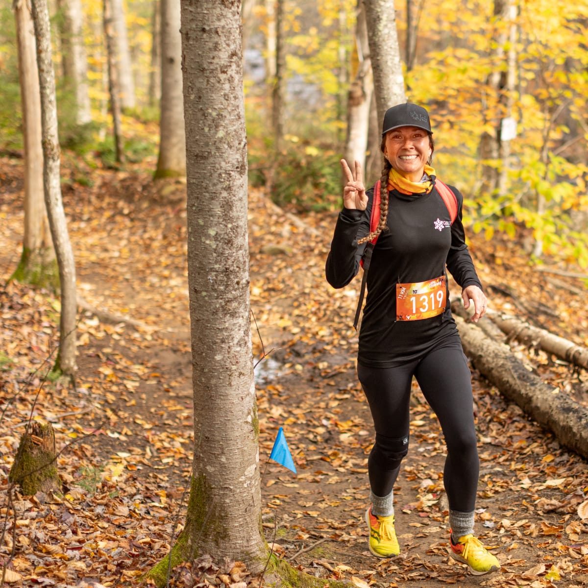 Défi des Couleurs Simard - An individual running in an autumn forest