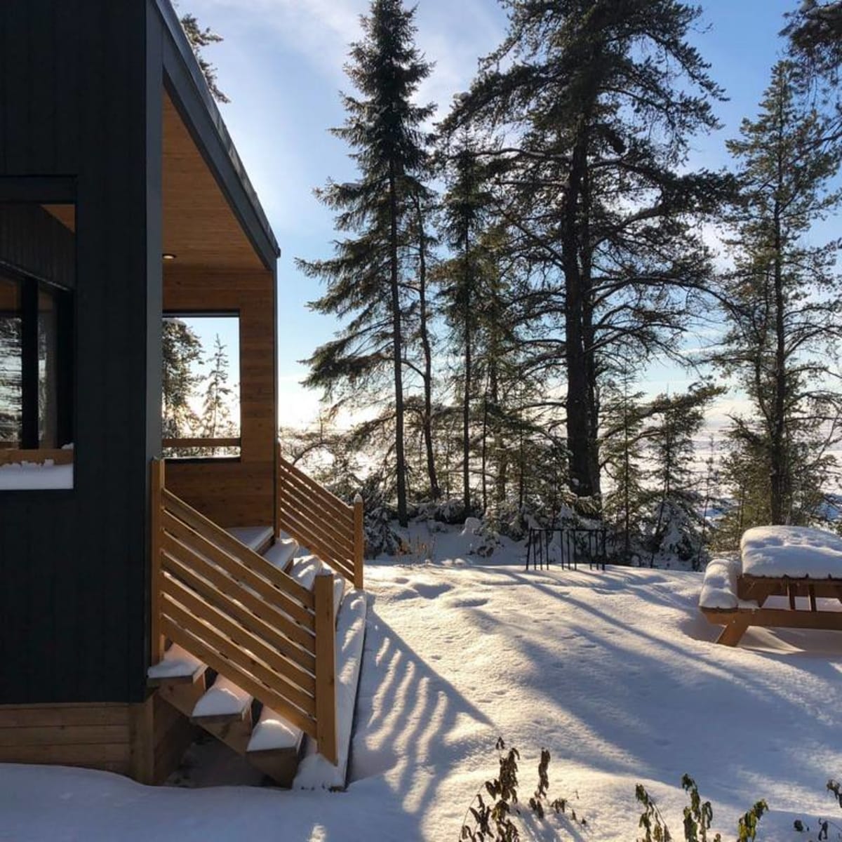 Building and picnic table under the snow at Parc national de la Pointe-Taillon.