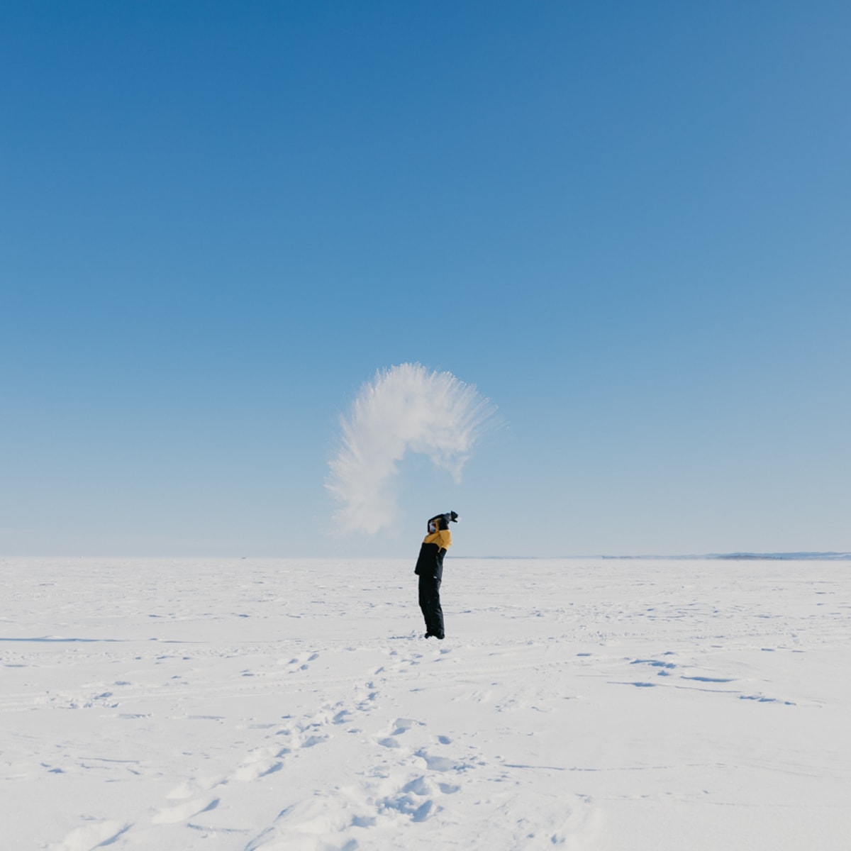 Personne sur un lac gelé, Destination Lac-Saint-Jean.
