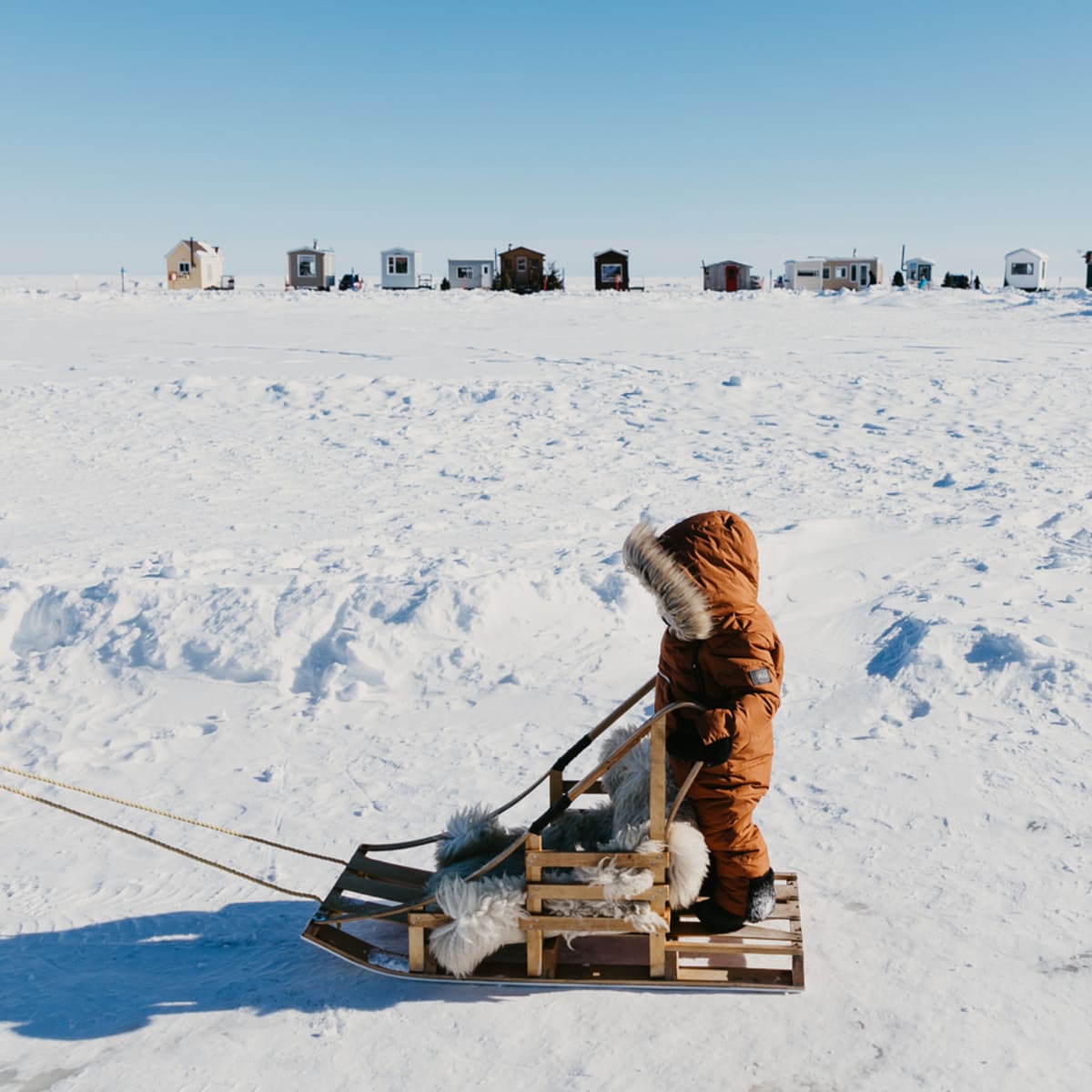 Enfant à la pêche blanche en Destination Lac-Saint-Jean.