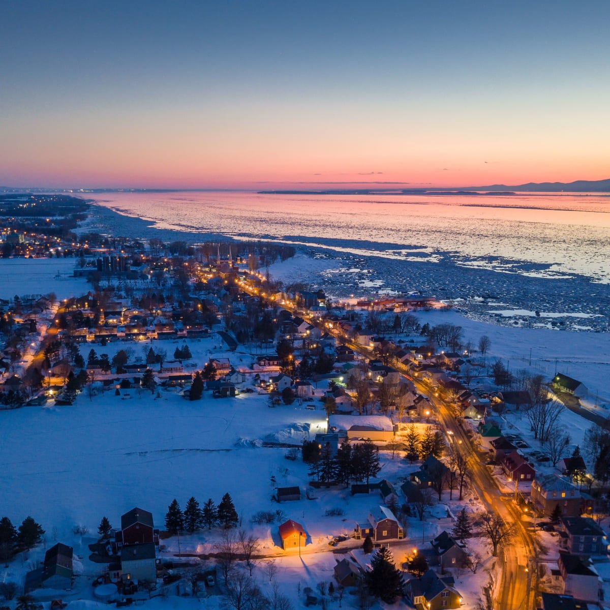 Vue aérienne du village de L'Islet illuminé au crépuscule, en hiver.