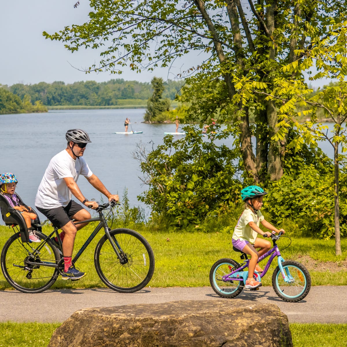 Destination Salaberry-de-Valleyfield - A father riding his bike with his children