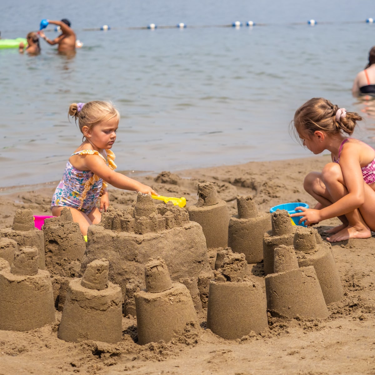 Destination Salaberry-de-Valleyfield - Two children at the beach making a sand castle