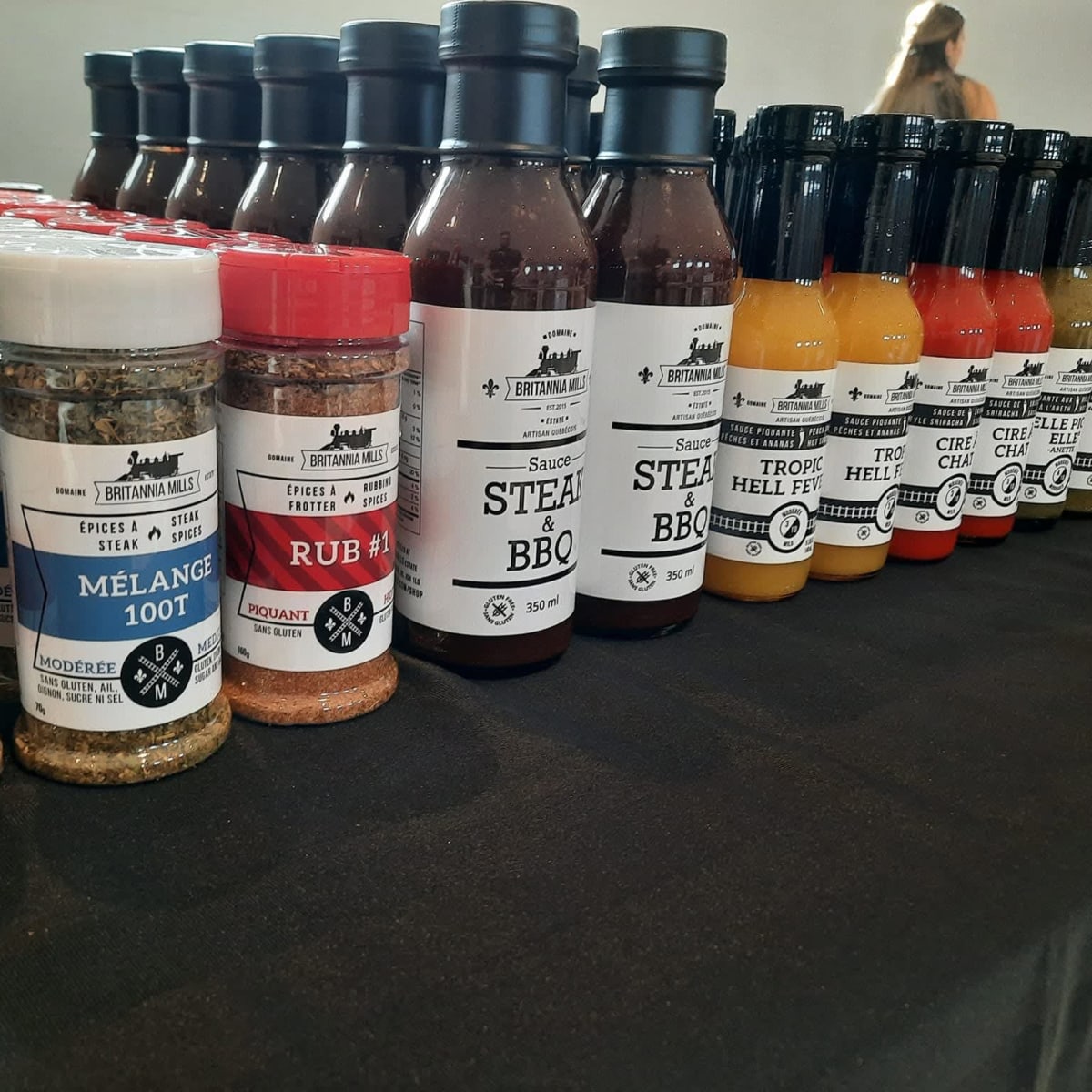 Épices et sauces piquantes sur une table.