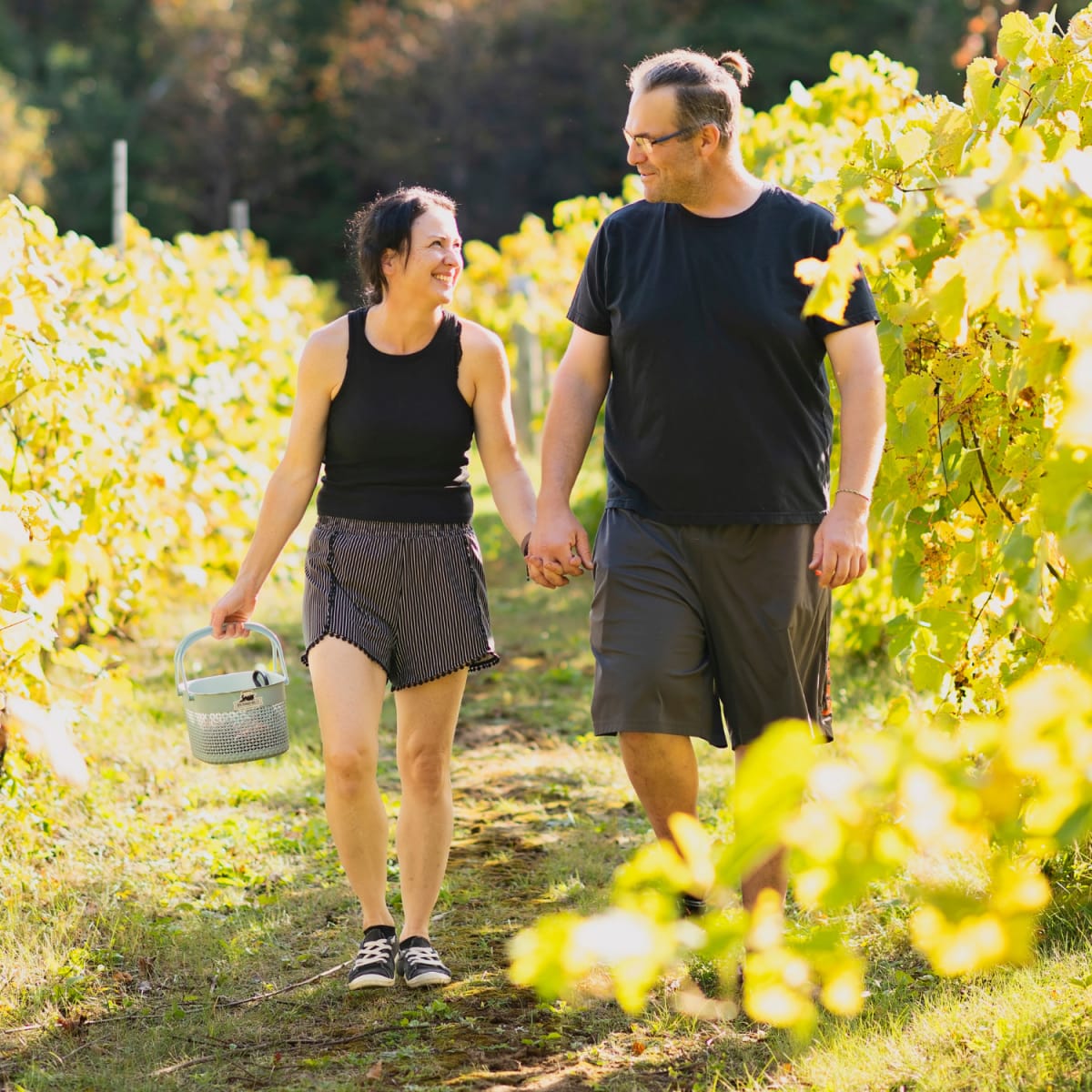 Couple avec un panier dans un champ.