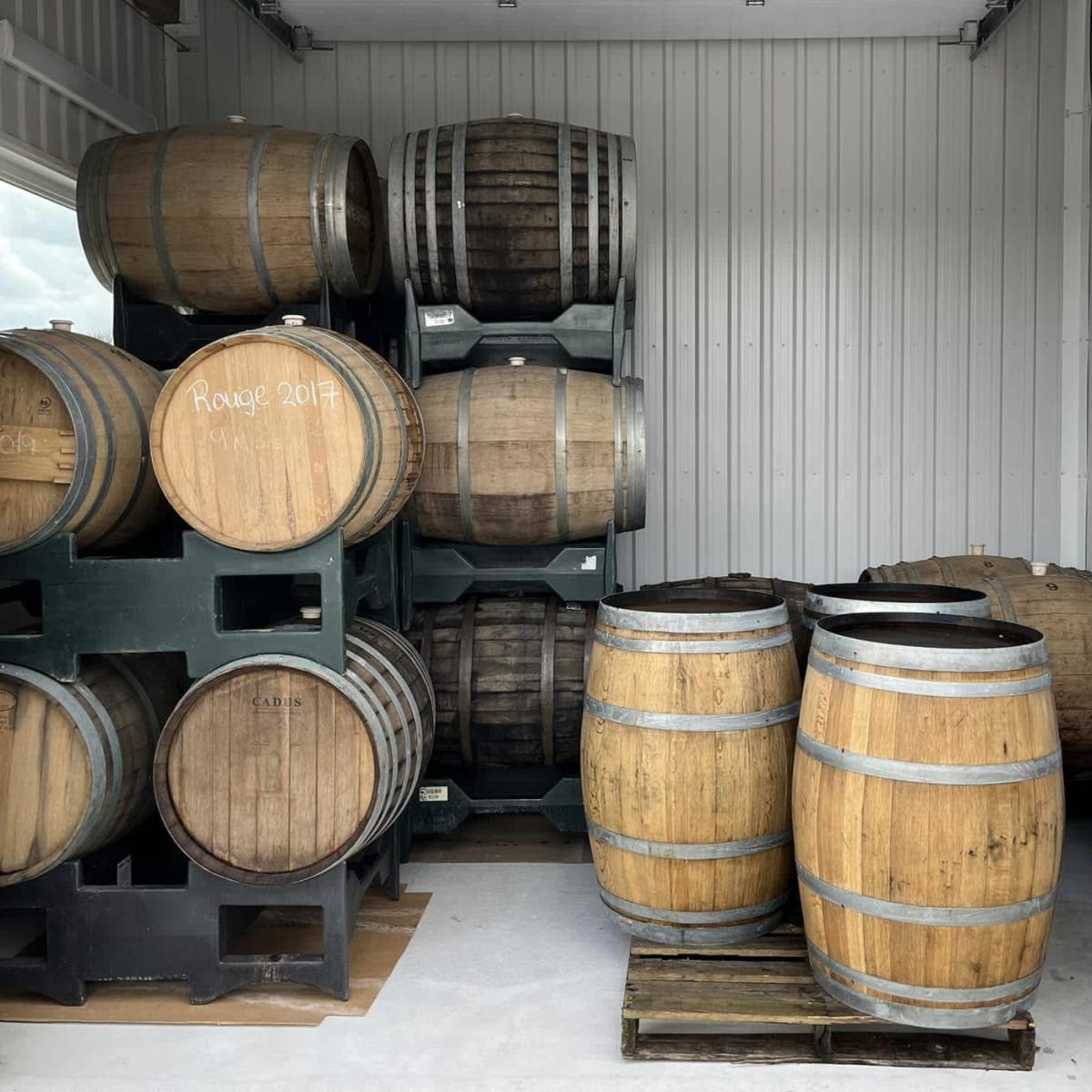 Barrique de vin au Domaine des Salamandres en Montérégie.