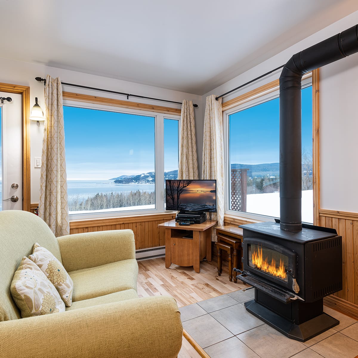 A room with a fireplace in one of the cottages at Domaine Frais Air.