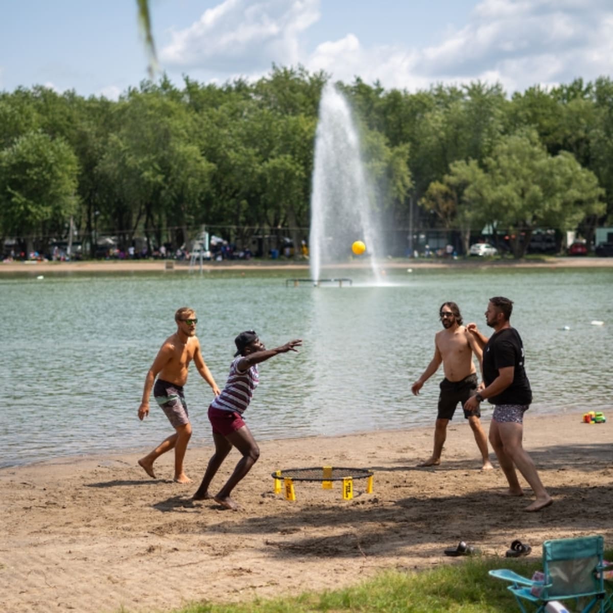 Domaine International de Rouville - Men play spikeball on the beach