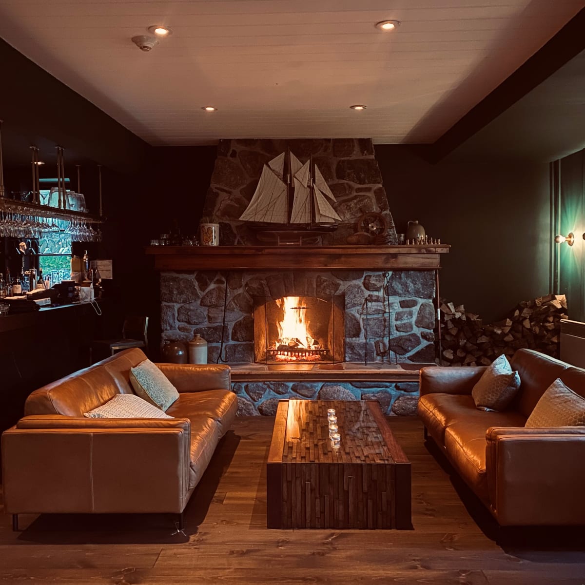 Stone fireplace and sofas in a warm-looking atmosphere at Domaine Jolivent.