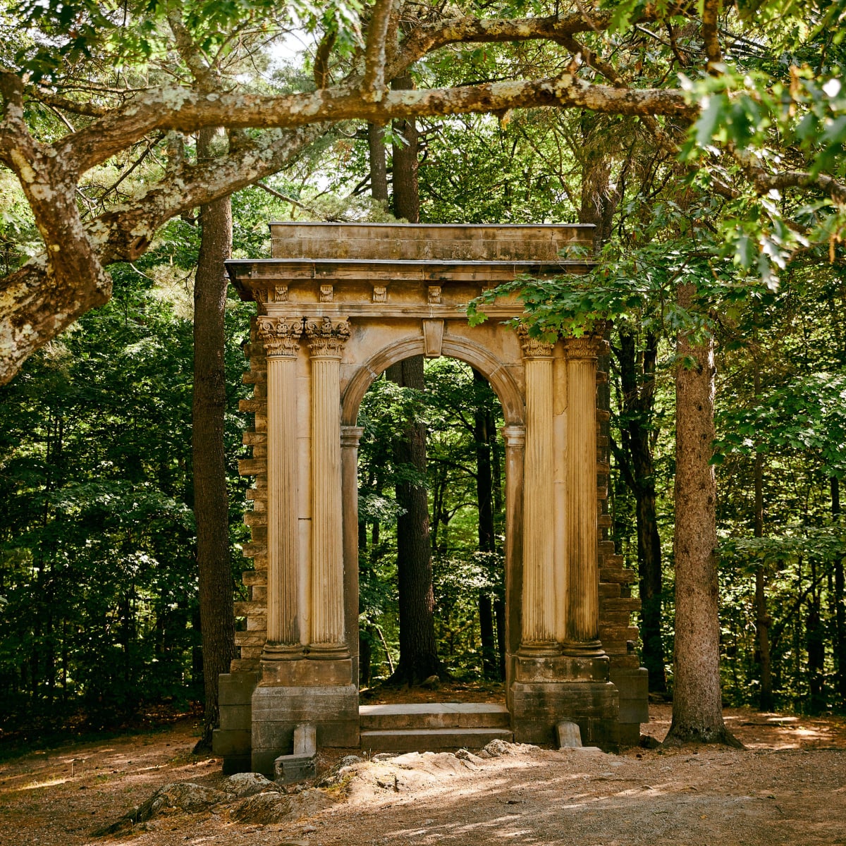 Arche en été au Domaine Mackenzie-King.