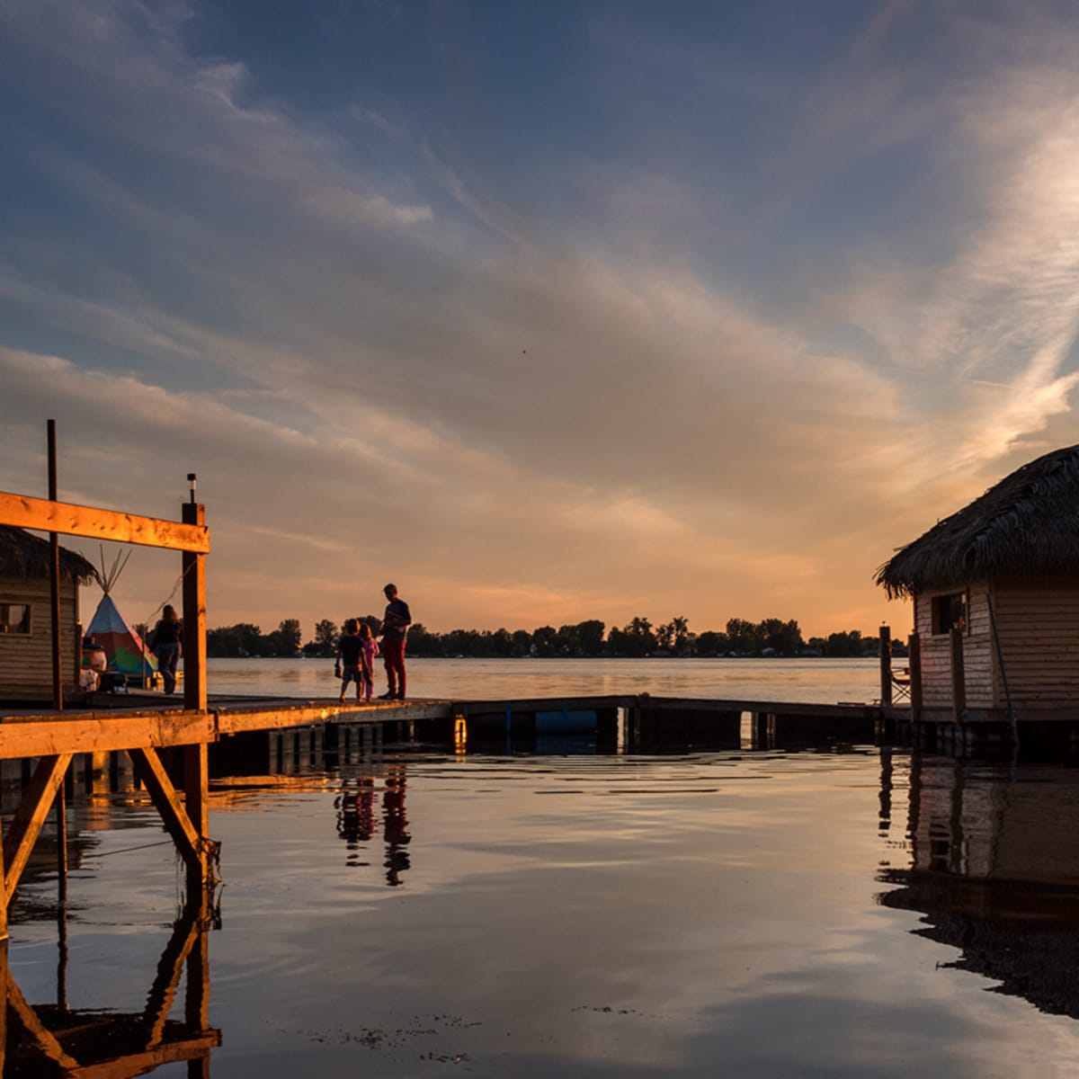 Cabine flottante et famille en été.